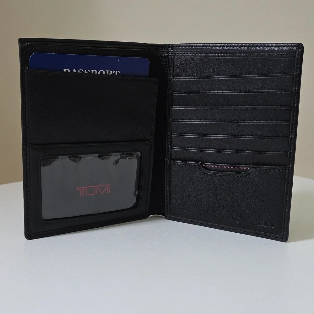 Tumi Delta SLG Mens Passport Case In Black Leather. New In Box